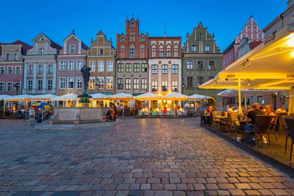 Poznan, Polonya - 8 Eylül 2018: Dusk, Polonya ana meydanında Poznan mimarisi. Poznan bir şehirdir Warta Nehri Batı merkezi Polonya
