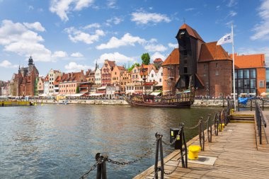 Gdansk, Polonya - 3 Ağustos 2019: Motlawa nehri üzerinde güzel eski şehir ile Gdansk, Polonya. Gdansk güzel mimarisi ile Polonya Pomeranya tarihi başkenti.