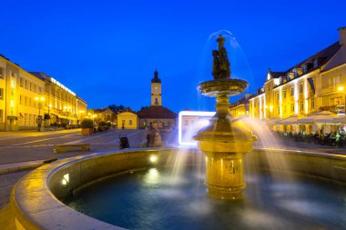 Çeşme Tarih Bialystok Ana Meydanı gece, Polonya.