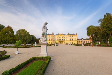 Bialystok, Polonya - 17 Eylül 2018: Bialystok, Polonya'daki Branicki Sarayı'nın güzel bahçeleri. Bialystok Polonya'nın kuzeydoğusundaki en büyük şehridir..