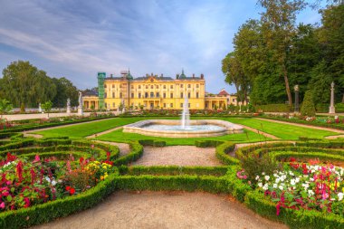 Bialystok, Polonya - 17 Eylül 2018: Bialystok, Polonya'daki Branicki Sarayı'nın güzel bahçeleri. Bialystok Polonya'nın kuzeydoğusundaki en büyük şehridir..