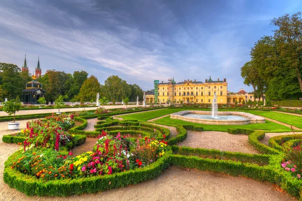比亚利斯托克 2018年9月17日 波兰比亚利斯托克布拉尼基宫的美丽花园 比亚利斯托克是波兰东北部最大的城市 — 图库照片