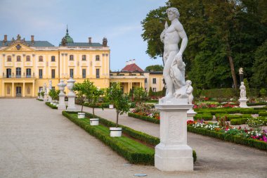 Bialystok, Polonya - 17 Eylül 2018: Bialystok, Polonya'daki Branicki Sarayı'nın güzel bahçeleri. Bialystok Polonya'nın kuzeydoğusundaki en büyük şehridir..
