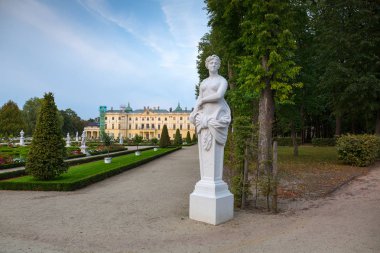 Bialystok, Polonya - 17 Eylül 2018: Bialystok, Polonya'daki Branicki Sarayı'nın güzel bahçeleri. Bialystok Polonya'nın kuzeydoğusundaki en büyük şehridir..