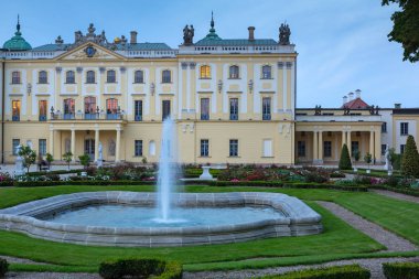 Bialystok, Polonya - 17 Eylül 2018: Bialystok, Polonya'daki Branicki Sarayı'nın güzel bahçeleri. Bialystok Polonya'nın kuzeydoğusundaki en büyük şehridir..