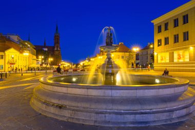Bialystok, Polonya - 17 Eylül 2018: Kosciusko Main Square with Town Hall in Bialystok, Polonya. Bialystok Polonya'nın kuzeydoğusundaki en büyük şehridir..
