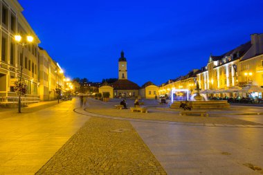 Bialystok, Polonya - 17 Eylül 2018: Kosciusko Main Square with Town Hall in Bialystok, Polonya. Bialystok Polonya'nın kuzeydoğusundaki en büyük şehridir..