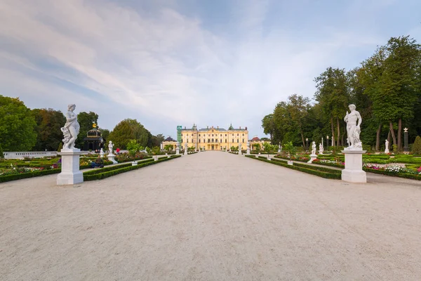 ビアリストク ポーランド 2018 ビアリストクのブラニッキ宮殿の美しい庭園 ポーランド ビアリストクはポーランド北東部最大の都市です — ストック写真