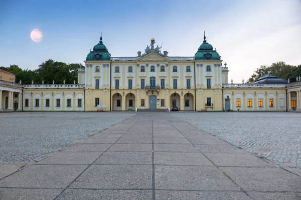 폴란드 비알리스토크 2018년 17일 폴란드 황혼의 비알리스토크에 브라니키 궁전의 아름다운 — 스톡 사진