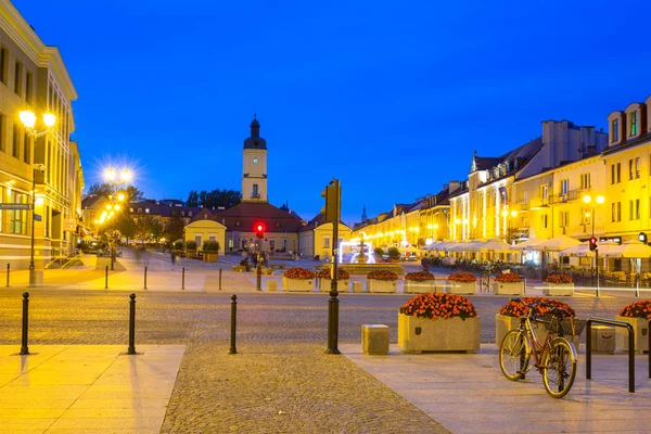 ビアリストク ポーランド 2018 夜にビアリストクの市庁舎とコシウスコメイン広場 ポーランド ビアリストクはポーランド北東部最大の都市です — ストック写真