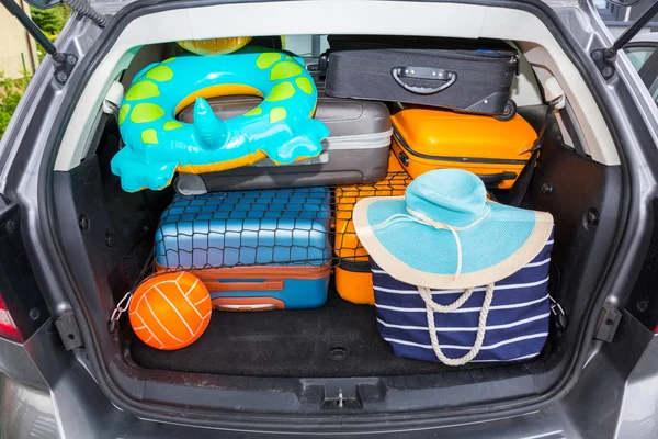 Bagaże Bagażniku Samochodu Spakowane Gotowe Wyjazdu Wakacje — Zdjęcie stockowe