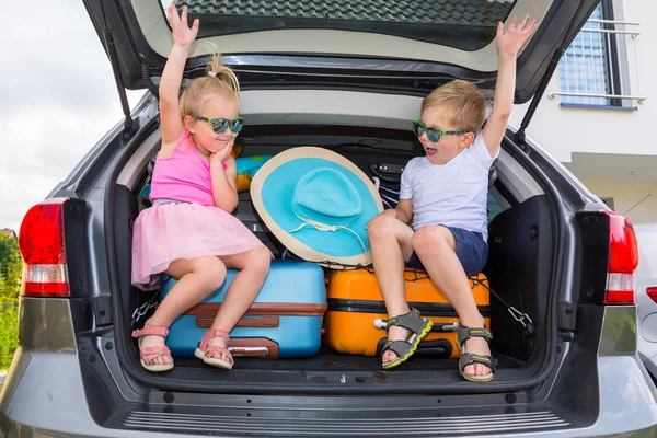 Gemelos Niño Niña Están Sentados Maletero Del Coche Con Equipaje — Foto de Stock