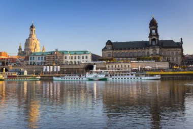 Dresden, Almanya - 19 Nisan 2019: Gün batımında Elbe Nehri'nde Dresden şehir manzarası ve Augustus Köprüsü, Saksonya. Almanya