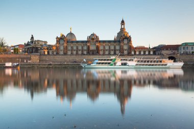 Dresden, Almanya - 19 Nisan 2019: Gün batımında Elbe Nehri'nde Dresden şehir manzarası ve Augustus Köprüsü, Saksonya. Almanya