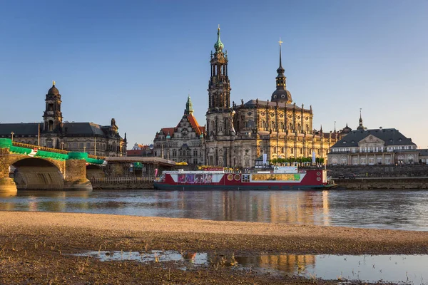 德累斯顿 2019年4月19日 德累斯顿的城市景观在易北河和奥古斯都桥日落 萨克森州 — 图库照片