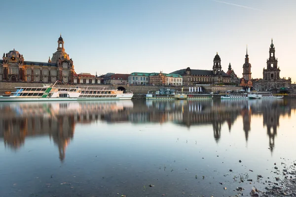 德累斯顿 2019年4月19日 德累斯顿的城市景观在易北河和奥古斯都桥日落 萨克森州 — 图库照片