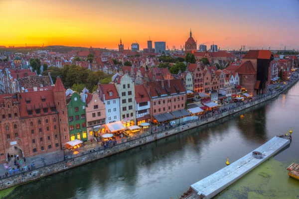 Gdansk, Polonya - 21 Ağustos 2019: Gdansk, Polonya'nın eski kenti üzerinde güzel gün batımı. Gdansk güzel mimarisi ile Polonya Pomeranya tarihi başkenti.