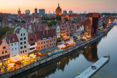 Gdansk, Polonya - 21 Ağustos 2019: Gdansk, Polonya'nın eski kenti üzerinde güzel gün batımı. Gdansk güzel mimarisi ile Polonya Pomeranya tarihi başkenti.