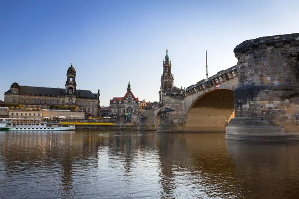 Drážďany Německo Dubna 2019 Drážďanech Nachází Řeka Elbe Augustus Bridge — Stock fotografie