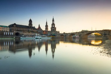 Elbe Nehri, Saksonya'da Dresden'de güzel gün batımı. Almanya