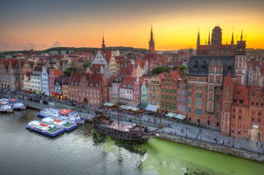 Gün batımında Gdansk eski şehir güzel mimarisi, Polonya.