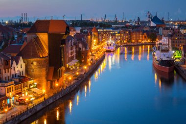 Gdansk'taki eski şehrin güzel mimarisi alacakaranlıkta, Polonya.