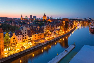 Gdansk'taki eski şehrin güzel mimarisi alacakaranlıkta, Polonya.