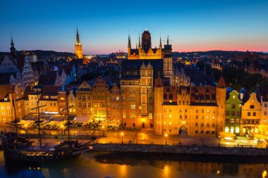 Gdansk'taki eski şehrin güzel mimarisi alacakaranlıkta, Polonya.