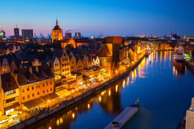 Gdansk'taki eski şehrin güzel mimarisi alacakaranlıkta, Polonya.
