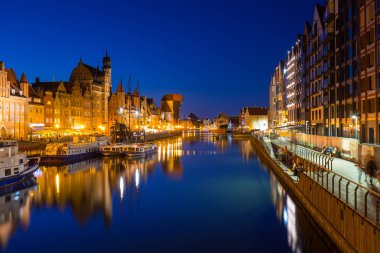 Gdansk'taki eski şehrin güzel mimarisi alacakaranlıkta, Polonya.