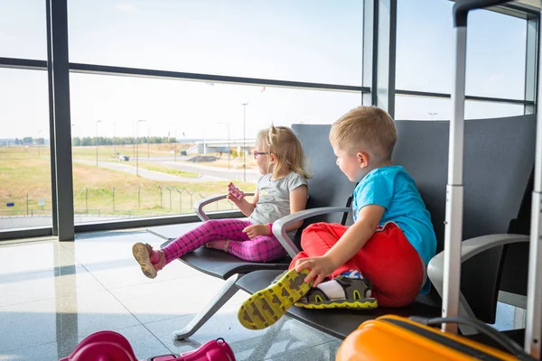 Μικρό Αγόρι Και Κορίτσι Περιμένει Επιβίβασης Στο Αεροδρόμιο — Φωτογραφία Αρχείου