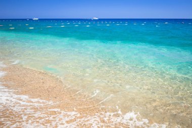 Tekirova yakınlarındaki Türk Rivierası'ndaki plajın mavi lagünü