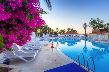 Tekirova, Türkiye - 2 Eylül 2019: Terova'daki Phaselis Rose otelinin gün doğumunda ki güzel havuzu. Tekirova, Antalya ilinin Akdeniz kıyısında yer alan bir sahil beldesi ve beldesidir.