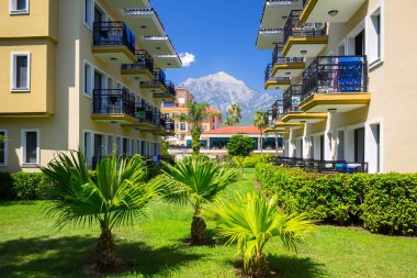 Tekirova, Türkiye - 2 Eylül 2019: Tekirova, Türkiye'deki Phaselis Rose otelinin güzel bahçe alanı. Tekirova, Türkiye'nin Akdeniz kıyısında yer alan bir sahil beldesi ve kasabasıdır.