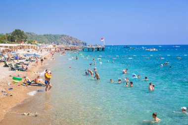 Tekirova, Türkiye - 2 Eylül 2019: Tekirova'da Türk Rivierası sahilinde insanlar. Tekirova, Antalya ilinin Akdeniz kıyısında yer alan bir sahil beldesi ve beldesidir.