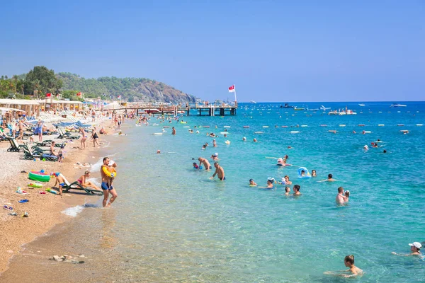 トルコ テキロワ 2019年9月2日 テキロバのトルコのリビエラのビーチの人々 テキロワは トルコの地中海沿岸のアンタルヤ県の海辺のリゾートと町です — ストック写真