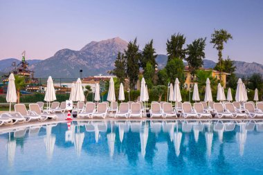 Tekirova, Türkiye - 2 Eylül 2019: Tekirova, Türkiye'deki Phaselis Rose otelinin güzel havuz alanı. Tekirova, Antalya ilinin Akdeniz kıyısında yer alan sahil beldesidir.