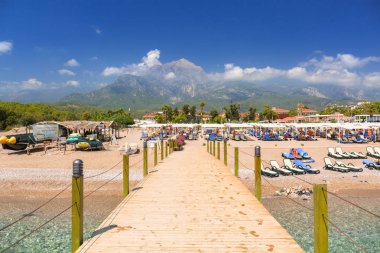 Tekirova, Türkiye - 2 Eylül 2019: Tekirova'da Türk Rivierası sahilinde insanlar. Tekirova, Antalya ilinin Akdeniz kıyısında yer alan bir sahil beldesi ve beldesidir.