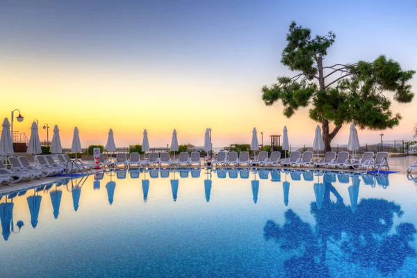 Tekirova, Türkiye - 2 Eylül 2019: Terova'daki Phaselis Rose otelinin gün doğumunda ki güzel havuzu. Tekirova, Türkiye'nin Akdeniz kıyısında yer alan bir sahil beldesi dir.
