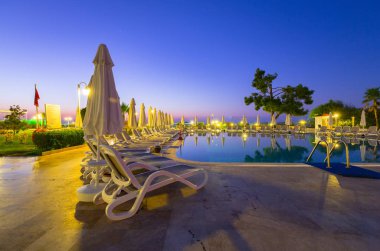 Tekirova, Türkiye - 2 Eylül 2019: Sabah vakti Tekirova'daki Phaselis Rose otelinin güzel havuzu. Tekirova, Türkiye'nin Akdeniz kıyısında yer alan bir sahil beldesi dir.