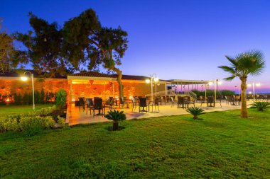 Tekirova, Türkiye - 2 Eylül 2019: Sabah vakti Tekirova'daki Phaselis Rose otelinin güzel bahçe alanı. Tekirova, Türkiye'nin Akdeniz kıyısında yer alan bir sahil beldesi dir.