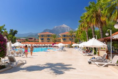 Tekirova, Türkiye - 2 Eylül 2019: Tekirova, Türkiye'deki Phaselis Rose otelinin güzel havuz alanı. Tekirova, Türkiye'nin Akdeniz kıyısında yer alan bir sahil beldesi dir.