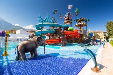 Tekirova, Türkiye - 2 Eylül 2019: Tekirova, Türkiye'deki Phaselis Rose otelinin güzel havuz alanı. Tekirova, Türkiye'nin Akdeniz kıyısında yer alan bir sahil beldesi dir.