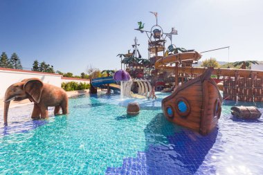 Tekirova, Türkiye - 2 Eylül 2019: Tekirova, Türkiye'deki Phaselis Rose otelinin güzel havuz alanı. Tekirova, Türkiye'nin Akdeniz kıyısında yer alan bir sahil beldesi dir.