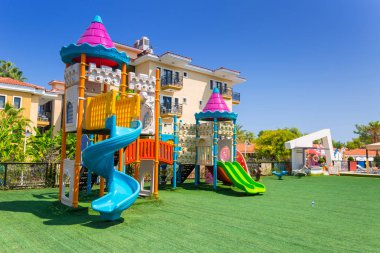 Tekirova, Türkiye - 4 Eylül 2019: Tekirova, Türkiye'deki Phaselis Rose otelinin güzel oyun alanı. Tekirova, Türkiye'nin Akdeniz kıyısında yer alan bir sahil beldesi ve kasabasıdır.