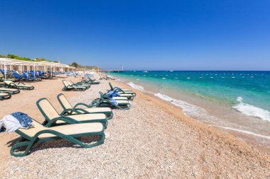 Tekirova yakınlarındaki Türk Rivierası'ndaki plajın mavi lagünü