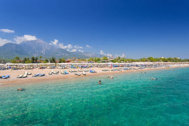 Tekirova yakınlarındaki Türk Rivierası'ndaki plajın mavi lagünü