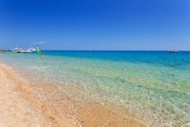 Tekirova yakınlarındaki Türk Rivierası'ndaki plajın mavi lagünü