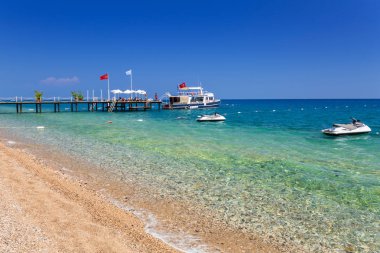 Tekirova yakınlarındaki Türk Rivierası'ndaki plajın mavi lagünü