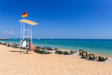 Tekirova yakınlarındaki Türk Rivierası'ndaki plajın mavi lagünü
